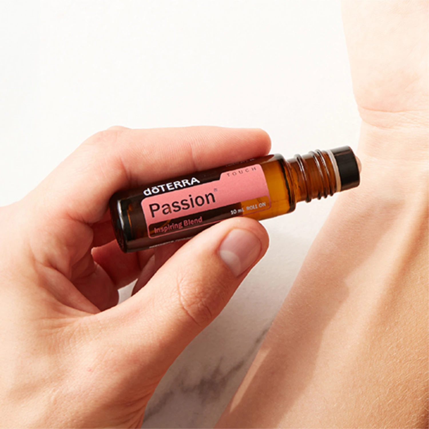 Aplikace směsi esenciálních olejů Passion Touch roll-onem na oblast krku
