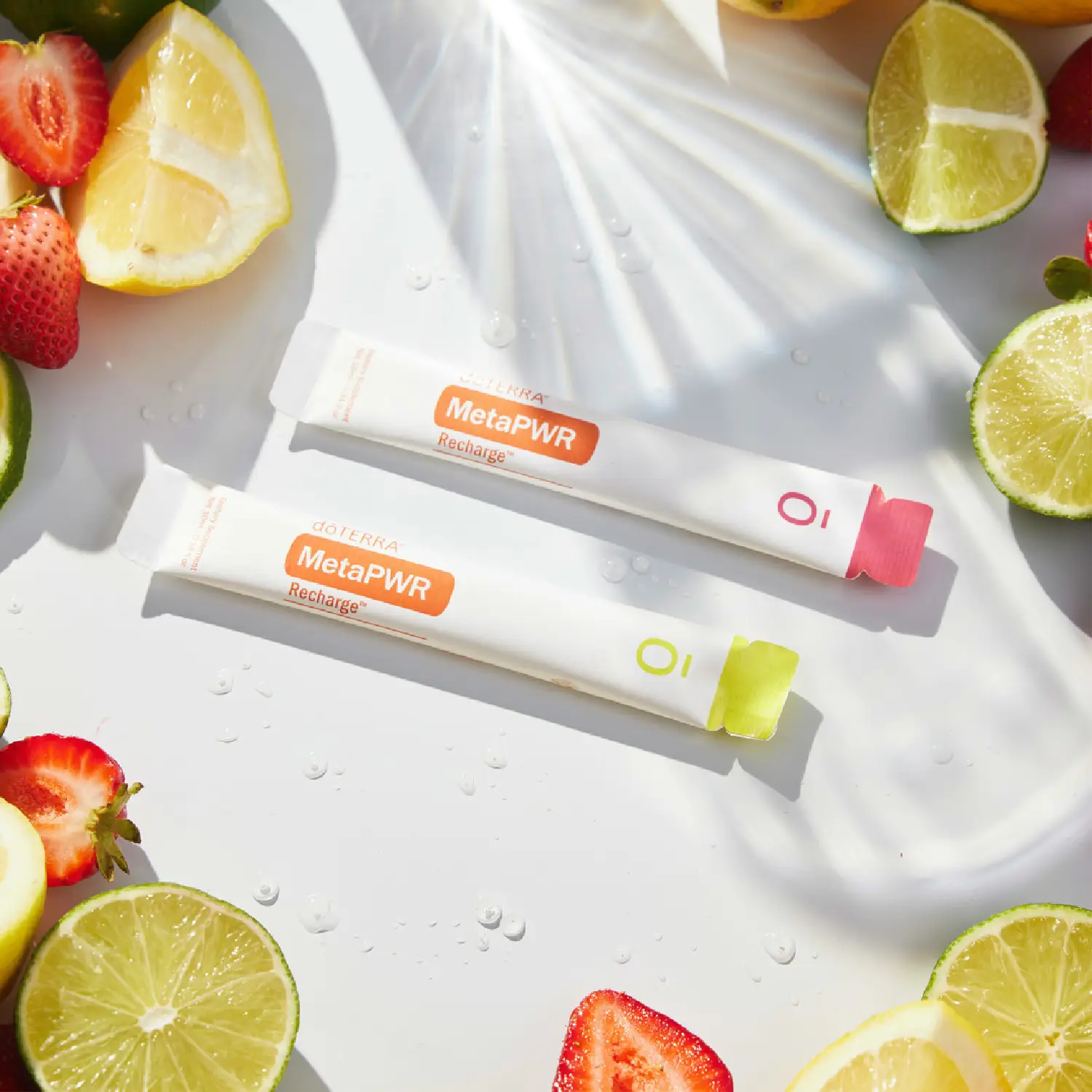 MetaPWR Recharge Elektrolyty v příchuti lesních jahod nebo citrusů – produkt s přírodními složkami, minerály a esenciálními oleji pro optimální hydrataci a podporu fyzického výkonu.