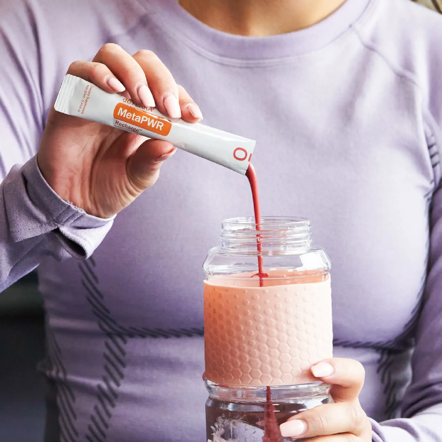 MetaPWR Recharge Elektrolyty v příchuti lesních jahod nebo citrusů – produkt s přírodními složkami, minerály a esenciálními oleji pro optimální hydrataci a podporu fyzického výkonu.