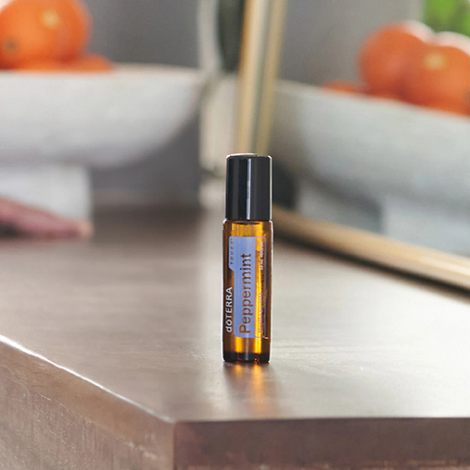 Esenciální olej Máta peprná Touch doTERRA 10 ml na dřevěném stole